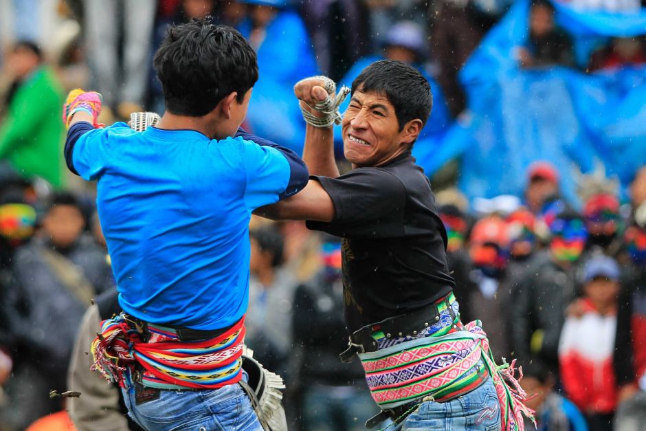Peruvians duke it out in traditional Christmas fighting festival